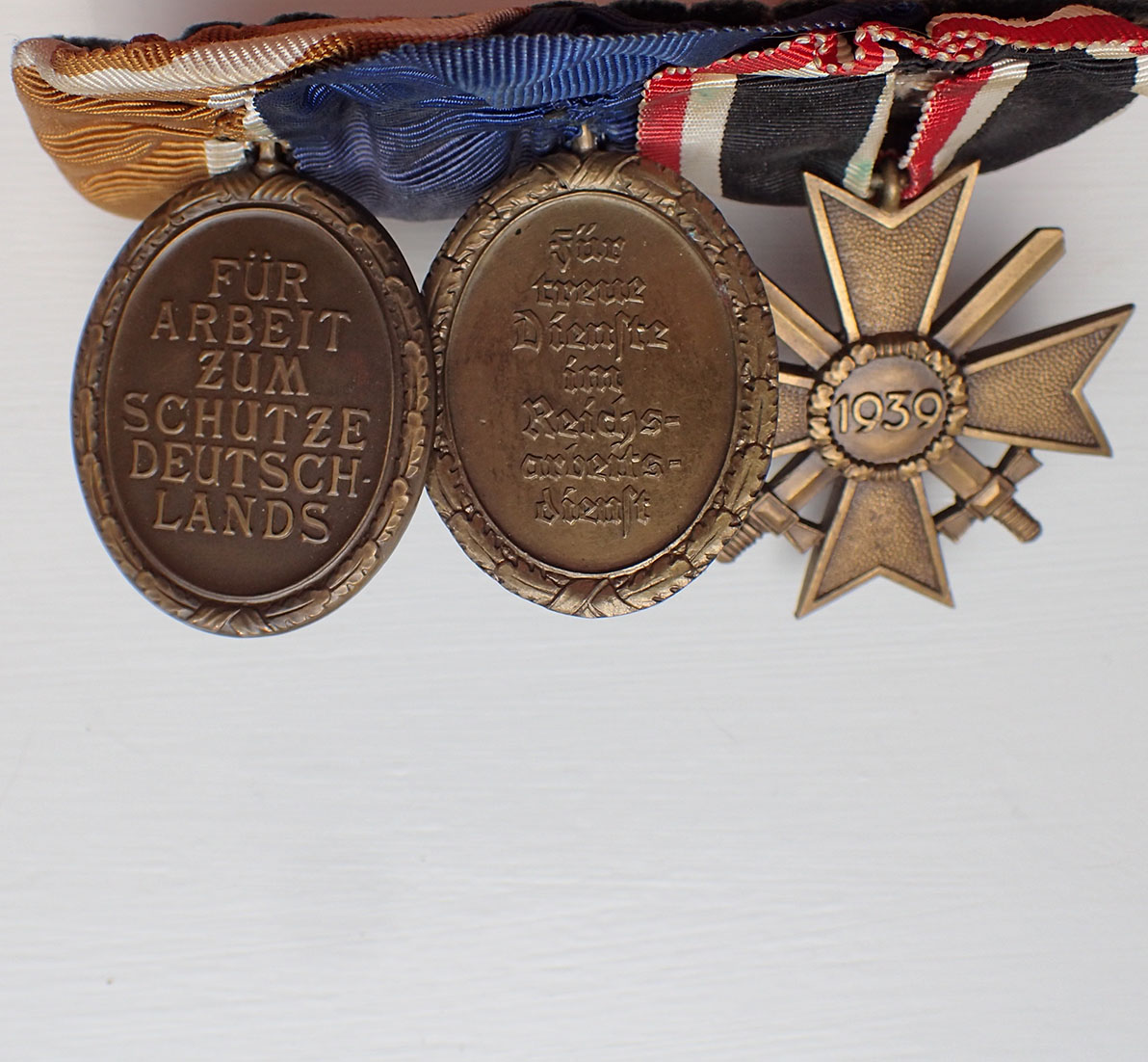 Paradegruppe: Krigsfortjenestekorset med sverd 2 klasse + RAD medaljen i bronse + Deutsches Schutzwall Ehrenzeichen. - Bilde 4