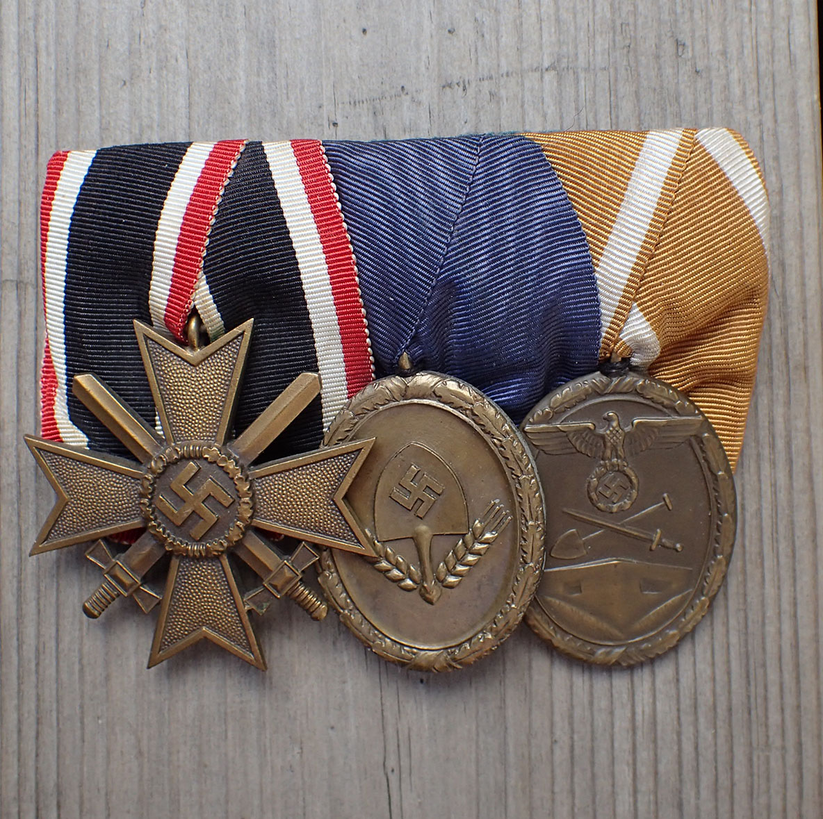 Paradegruppe: Krigsfortjenestekorset med sverd 2 klasse + RAD medaljen i bronse + Deutsches Schutzwall Ehrenzeichen. - Bilde 2