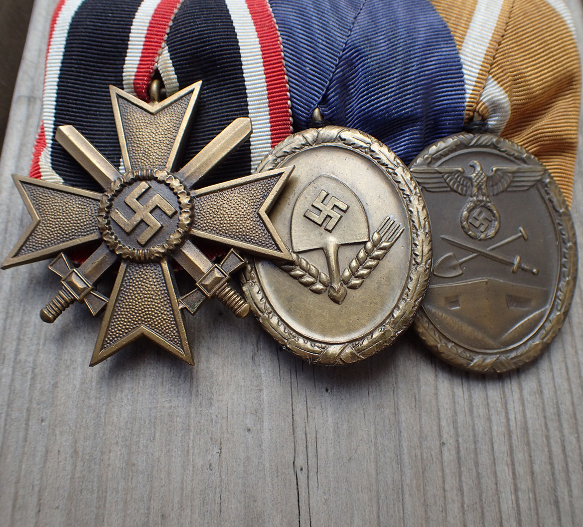 Paradegruppe: Krigsfortjenestekorset med sverd 2 klasse + RAD medaljen i bronse + Deutsches Schutzwall Ehrenzeichen. - Bilde 3
