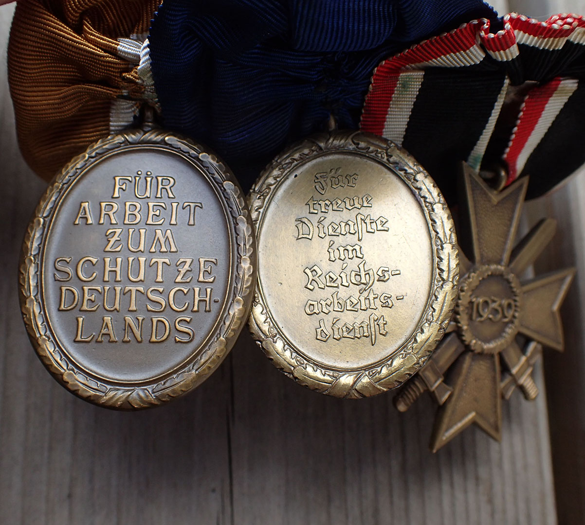 Paradegruppe: Krigsfortjenestekorset med sverd 2 klasse + RAD medaljen i bronse + Deutsches Schutzwall Ehrenzeichen. - Bilde 5