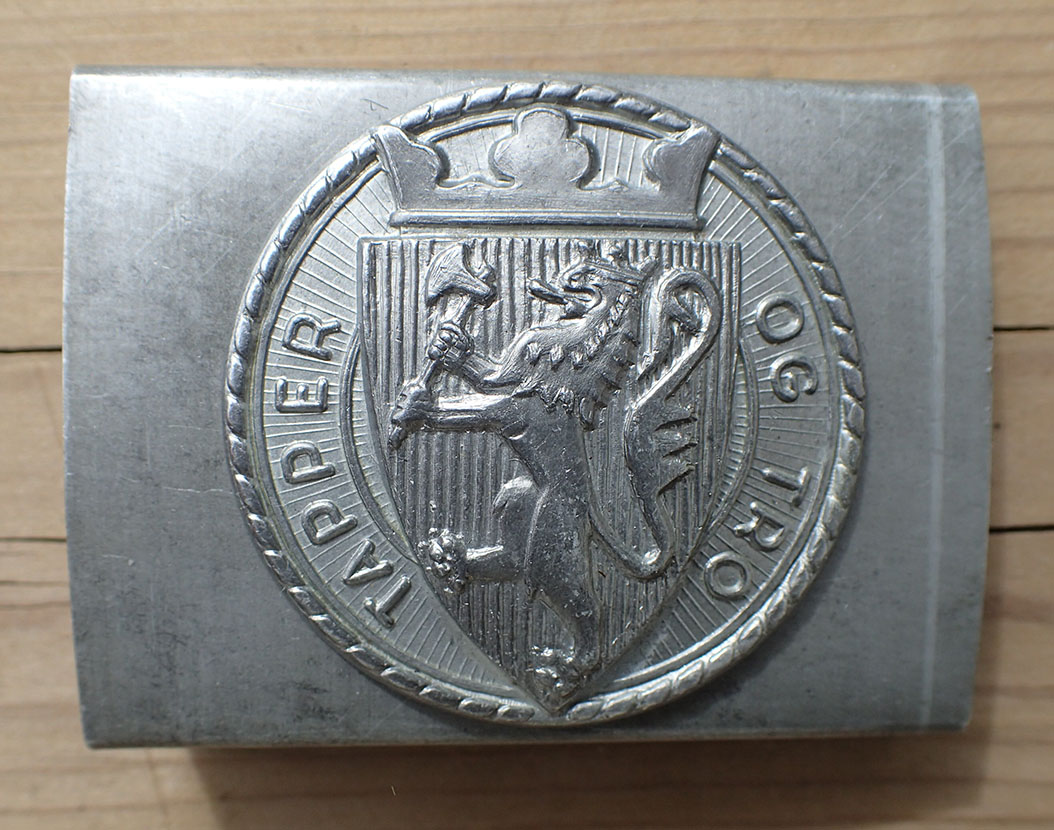 Uåpnet pakke med 20 stk. "Tapper og Tro" beltespenner. (Tatt hos Corneliussen & Olsen i frigjøringsdagene 1945). - Bilde 7