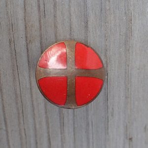 NS medlemsmerke. (Tatt i Gudbrandsdalen etter frigjøringen).